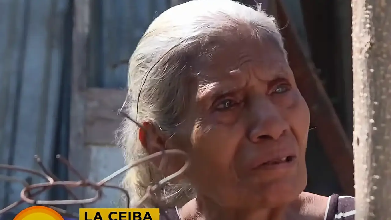 Hondureña llorando por presunta violación de su bisnieta
