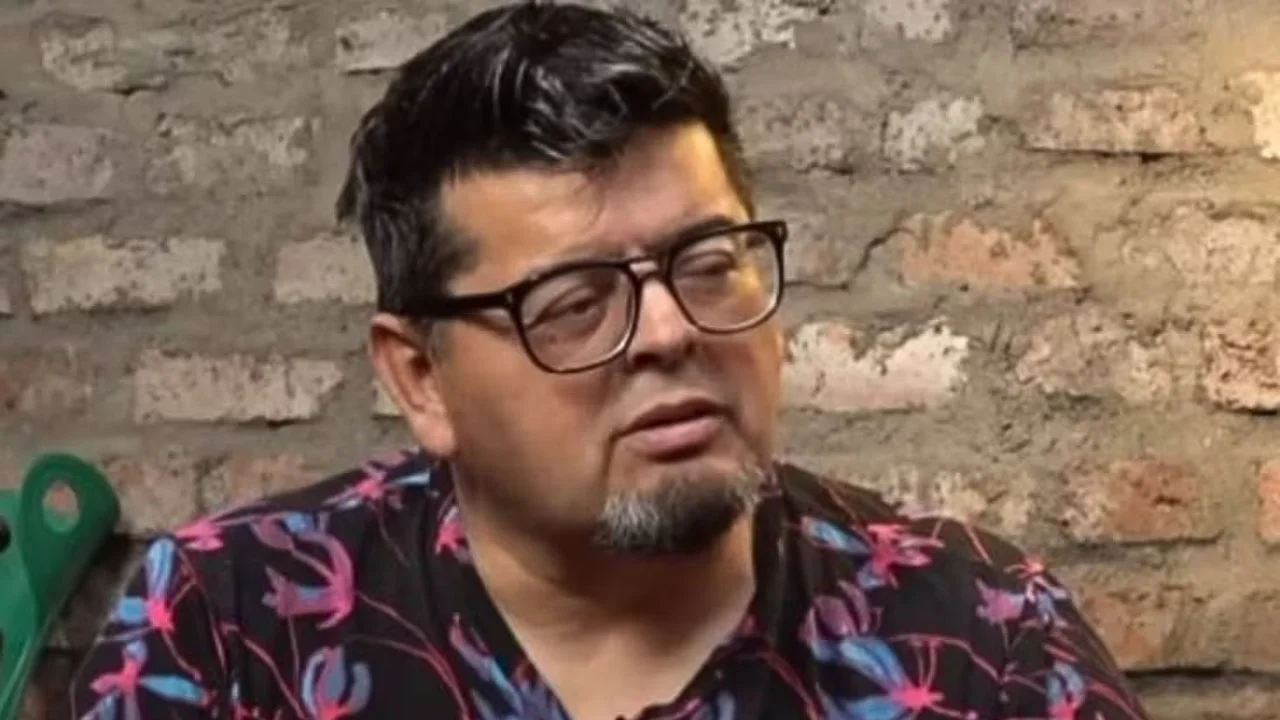 Mauricio 'el Indio' Medina con una camisa estampada y gafas.