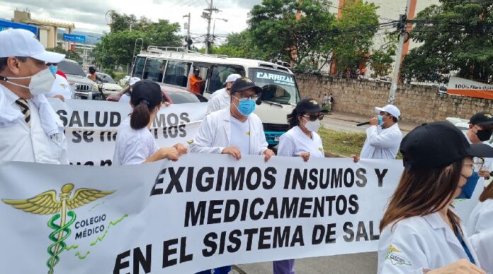 personas medicos