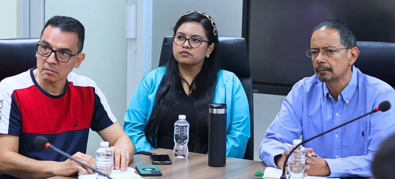 Médicos en reunión con Salud