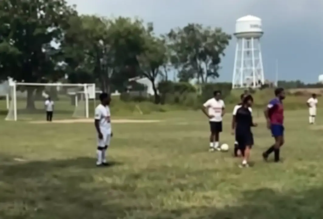 Momento en que los jugadores observan como los hombres armados matan al hombre en pleno campo