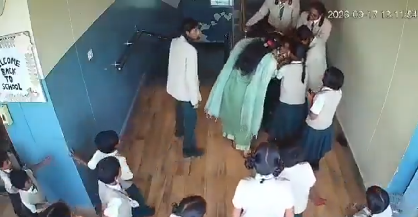 niña muere tras resbalar de escalera en su escuela