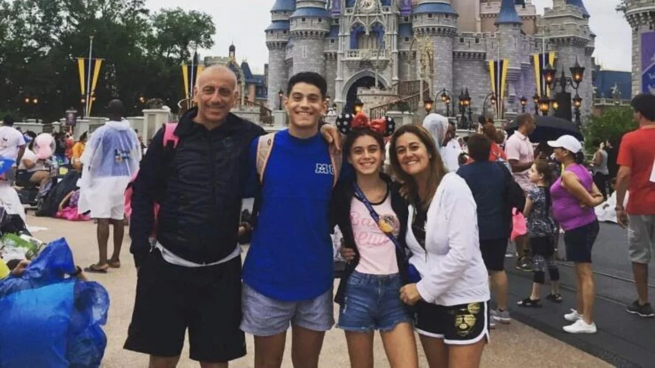 Mora Bianchi con sus padres y su hermano.