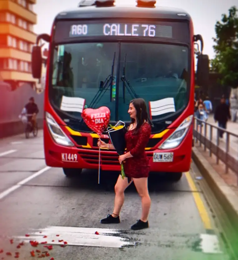 Foto de la enfermera casada con autobús en Colombia