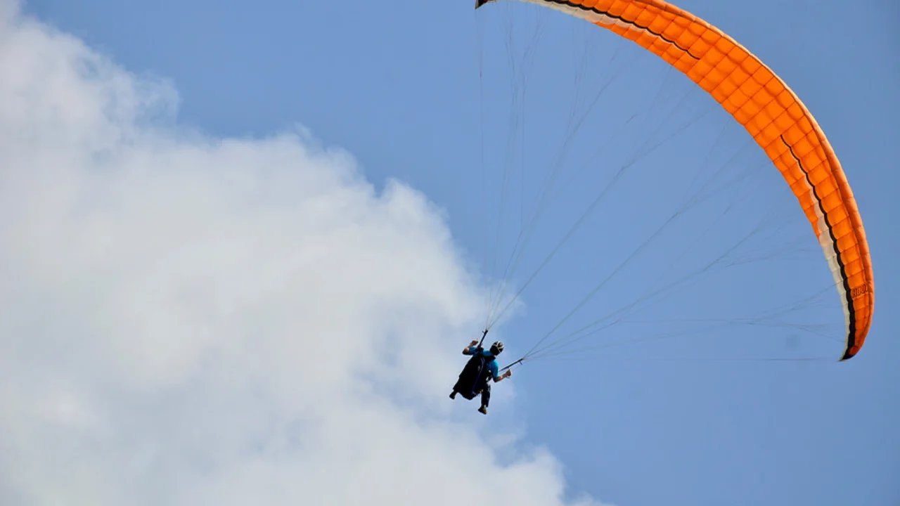 Foto de un parapentista