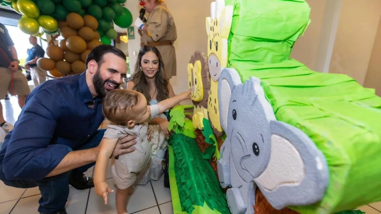 Hermano de Bukele y su esposa hondureña celebran primer año de su hijo Imagen de Hermano de Bukele y su esposa hondureña celebran primer año de su hijo