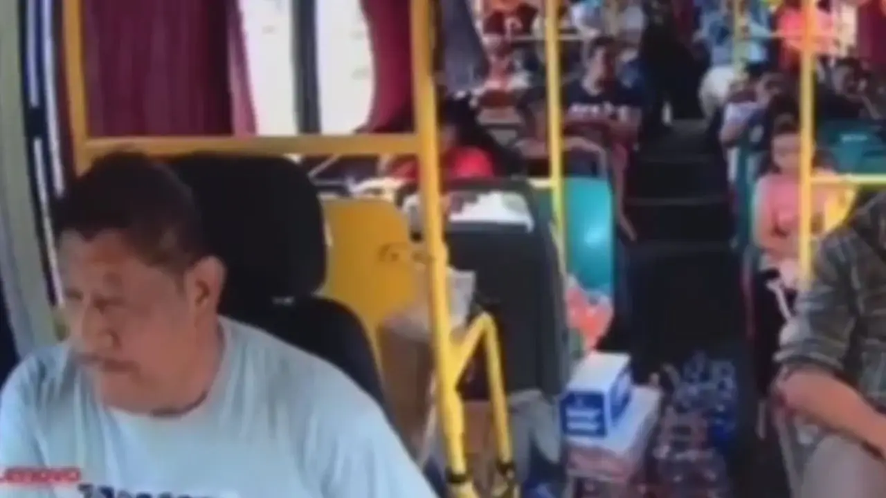 Captan últimos momentos de conductor de autobús antes de que sufriera un infarto Imagen de Captan últimos momentos de conductor de autobús antes de que sufriera un infarto
