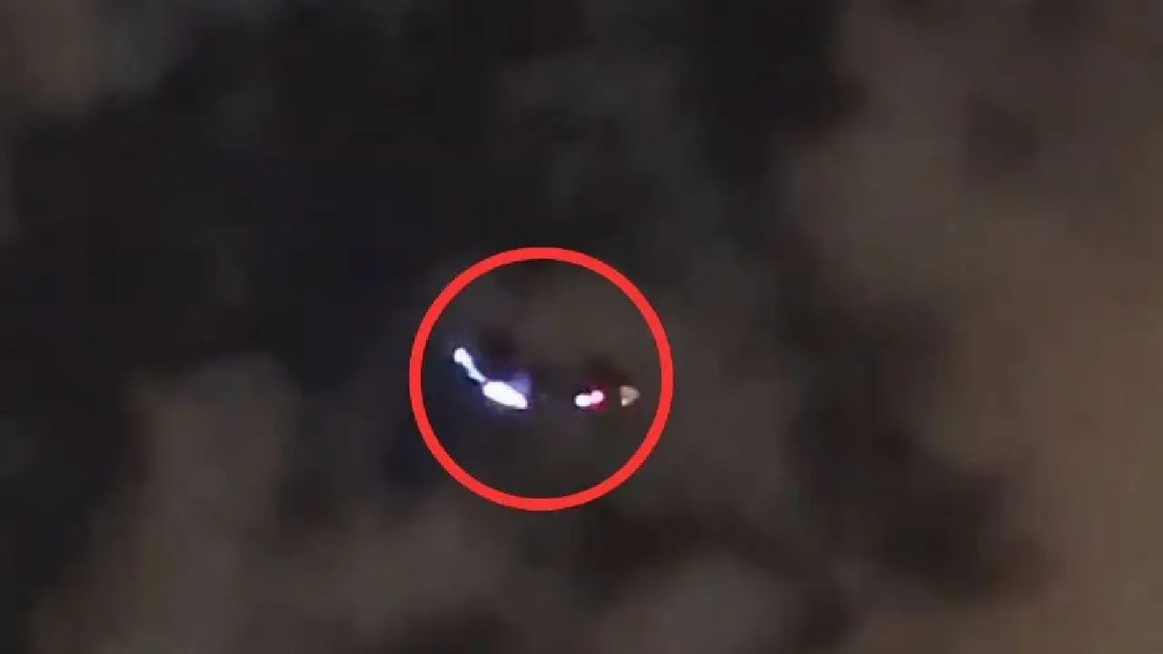 Video: captan a presunto OVNI de luces multicolores en el cielo Imagen de Video: captan a presunto OVNI de luces multicolores en el cielo
