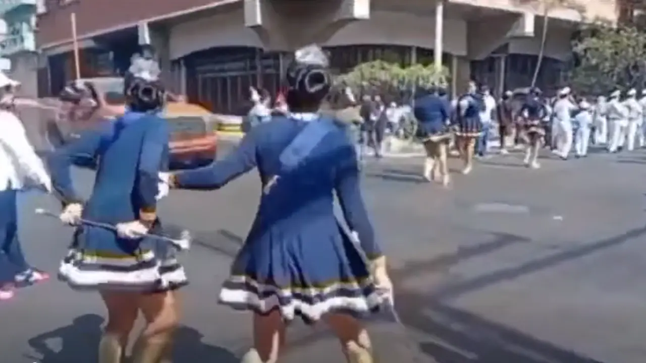 Conductor estuvo a punto de atropellar a estudiantes que desfilaban en Comayagüela Imagen de Conductor estuvo a punto de atropellar a estudiantes que desfilaban en Comayagüela