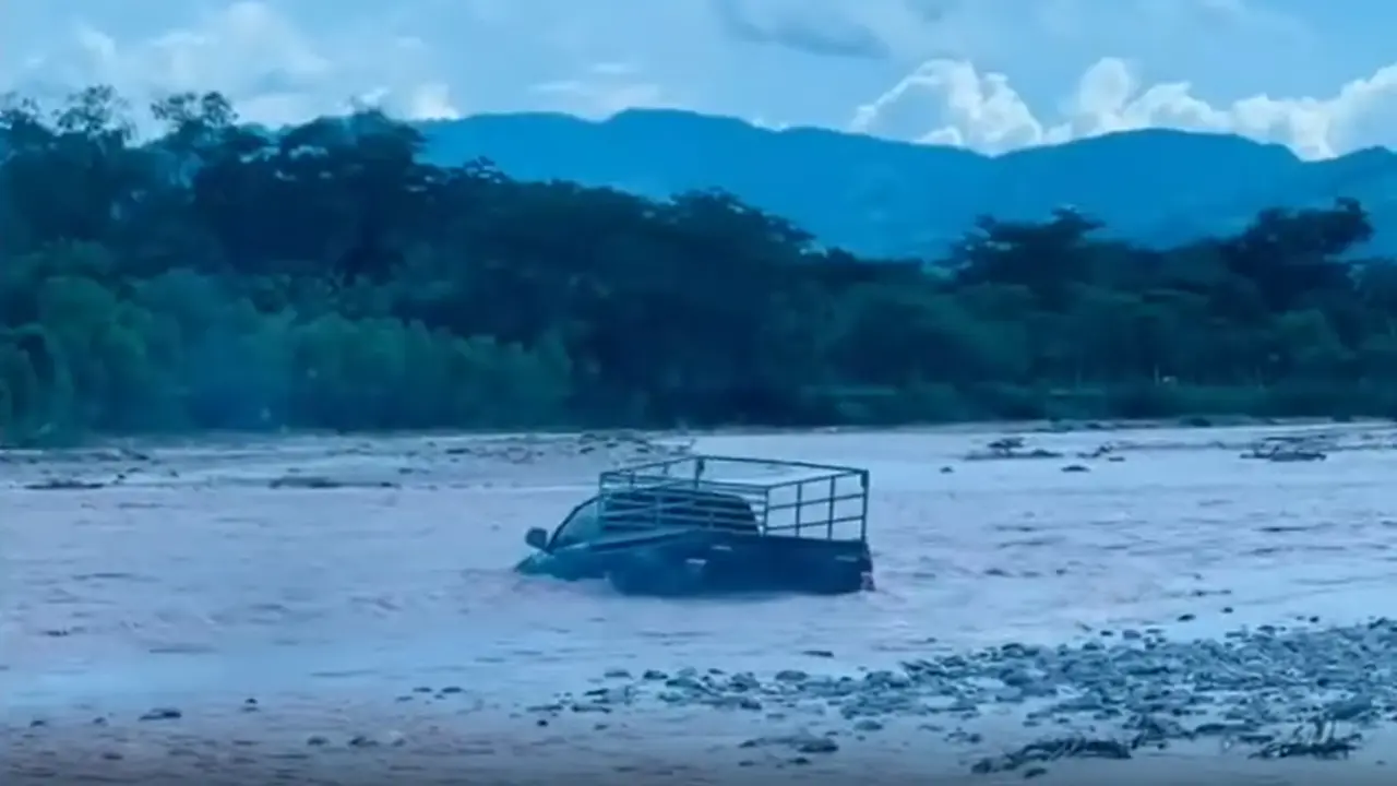 Intentó cruzar un río crecido en Yoro y su vehículo fue arrastrado por la corriente Imagen de Intentó cruzar un río crecido en Yoro y su vehículo fue arrastrado por la corriente