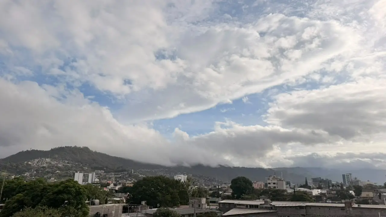 Imagen Principal de Nota: Clima en Honduras: onda tropical dejará lluvias ligeras y temperaturas de 37 °C
