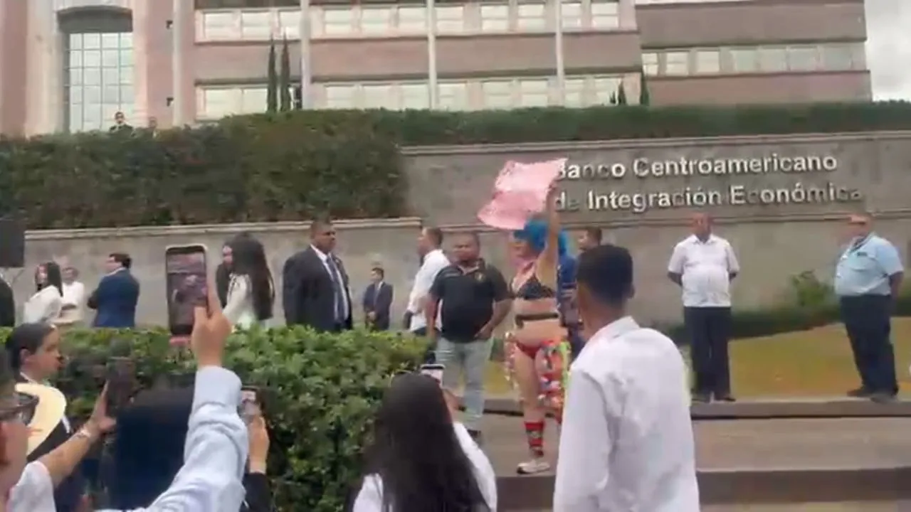 Imagen Principal de Nota: VIDEO: Doctora interrumpe discurso de Nasry Asfura durante actos patrios