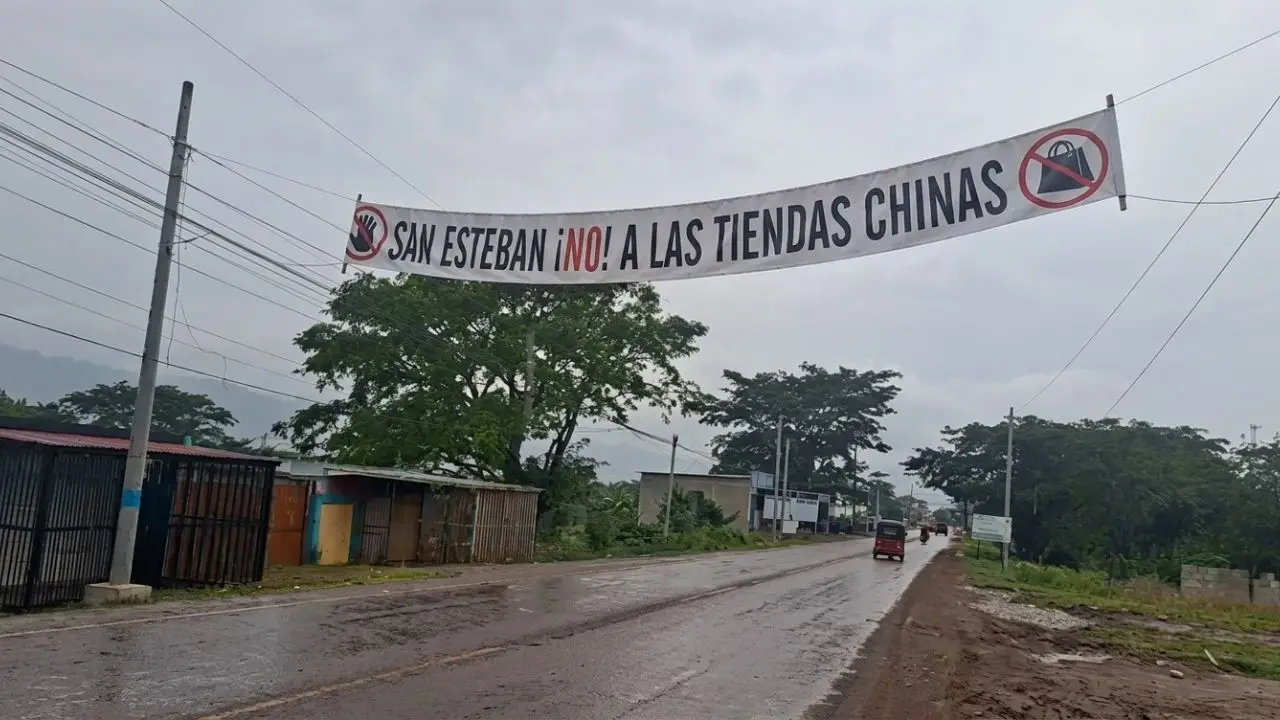 'No podemos competir': emprendedores olanchanos protestan contra comercios chinos Imagen de 'No podemos competir': emprendedores olanchanos protestan contra comercios chinos