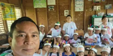 Imagen de Historias que educan: maestro viaja en lancha a la isla El Güipo