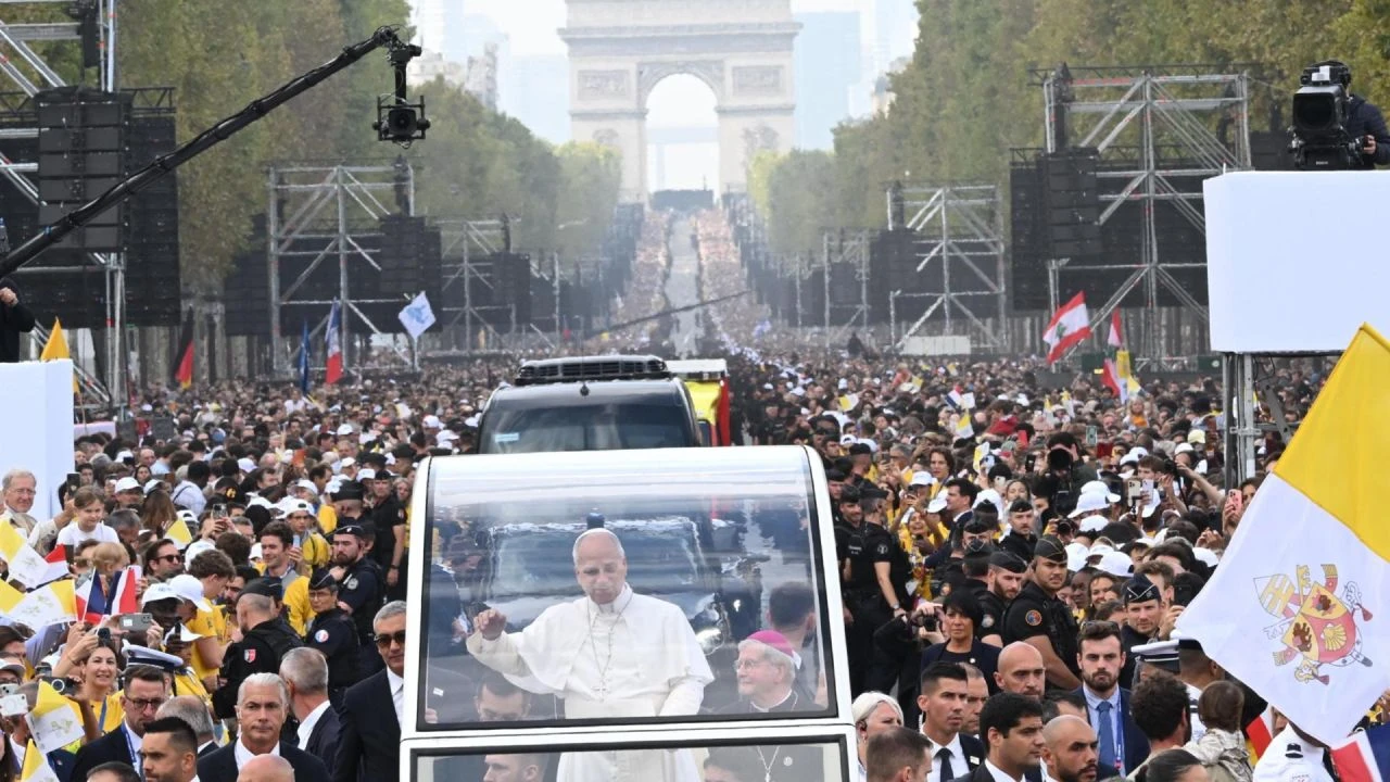 El papa León XIV reúne a 700 mil fieles en una histórica misa en París Imagen de El papa León XIV reúne a 700 mil fieles en una histórica misa en París