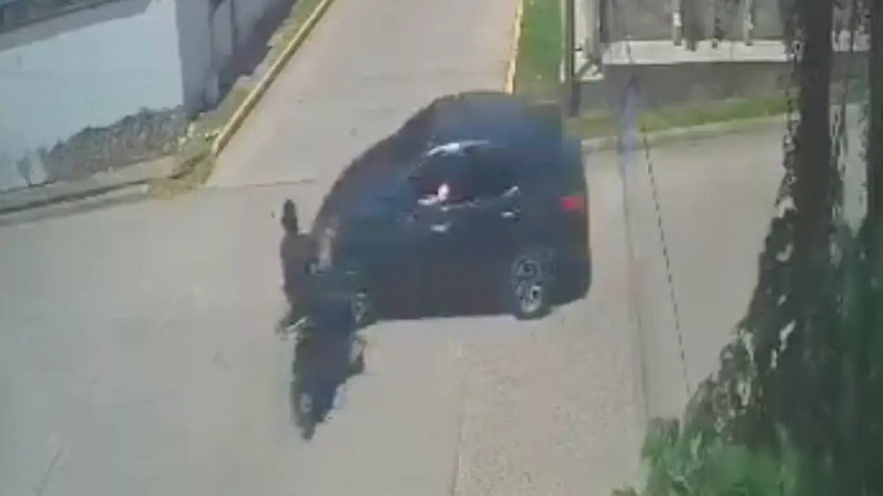 Imagen Principal de Nota: Motociclista sale 'volando' y cae en alcantarilla tras impactar con carro en Taulabé