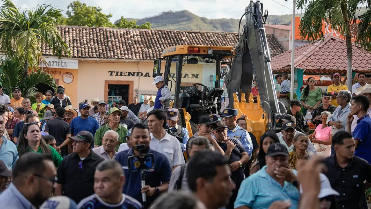 Orocuina recibió maquinaria para atender problemas y sequía en sus comunidades Imagen de Orocuina recibió maquinaria para atender problemas y sequía en sus comunidades