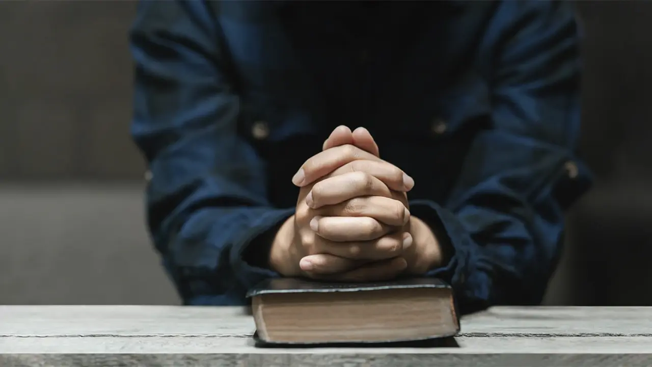 'Tenía muchos demonios': pastor llegó a orar por una joven; ahora lo acusan por abuso Imagen de 'Tenía muchos demonios': pastor llegó a orar por una joven; ahora lo acusan por abuso