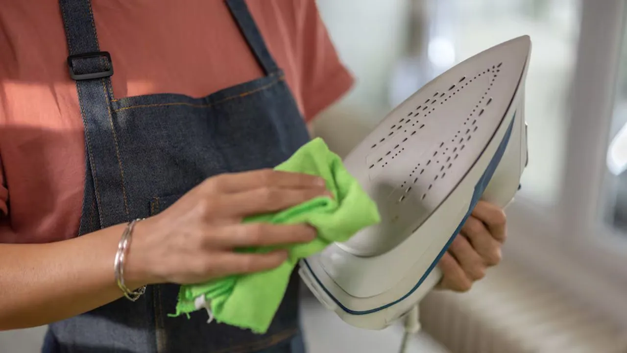 El truco para quitar lo quemado de una plancha y dejarla como nueva Imagen de El truco para quitar lo quemado de una plancha y dejarla como nueva