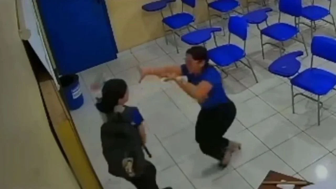 VIDEO: Alumna ataca a su profesora en plena clase 'porque le cae mal' Imagen de VIDEO: Alumna ataca a su profesora en plena clase 'porque le cae mal'