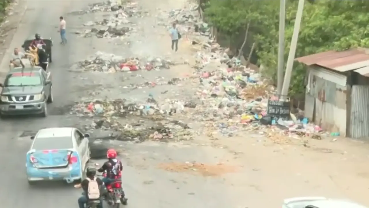¡Hasta con basura! Pobladores bloquean carretera a Occidente por alza de combustibles Imagen de ¡Hasta con basura! Pobladores bloquean carretera a Occidente por alza de combustibles