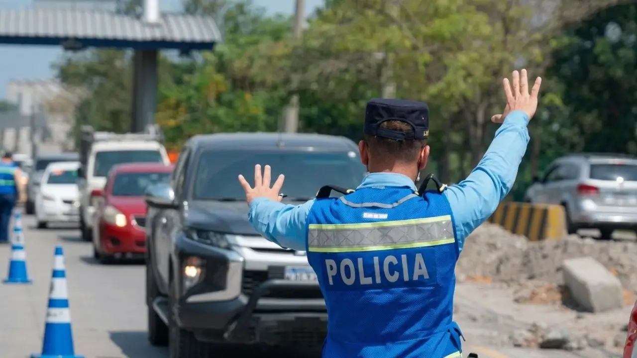 Imagen de ¿Puede un agente de policía registrar tu vehículo? Esto dice la ley