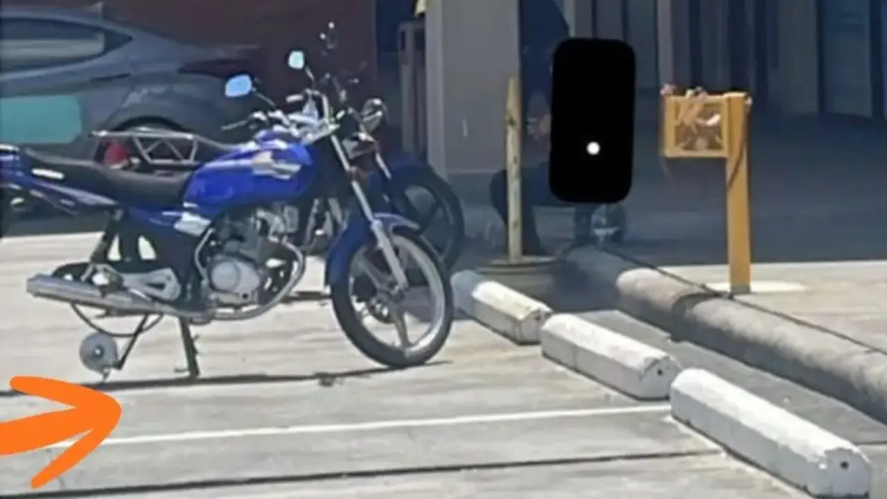 Desmontan llanta de moto mientras ciudadano esperaba una pizza en centro comercial Imagen de Desmontan llanta de moto mientras ciudadano esperaba una pizza en centro comercial