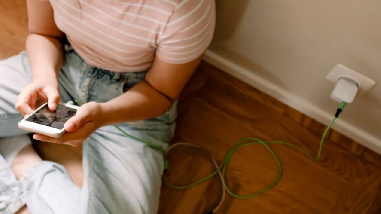 ¿Es malo usar el celular mientras se carga? Expertos explican qué ocurre Imagen de ¿Es malo usar el celular mientras se carga? Expertos explican qué ocurre