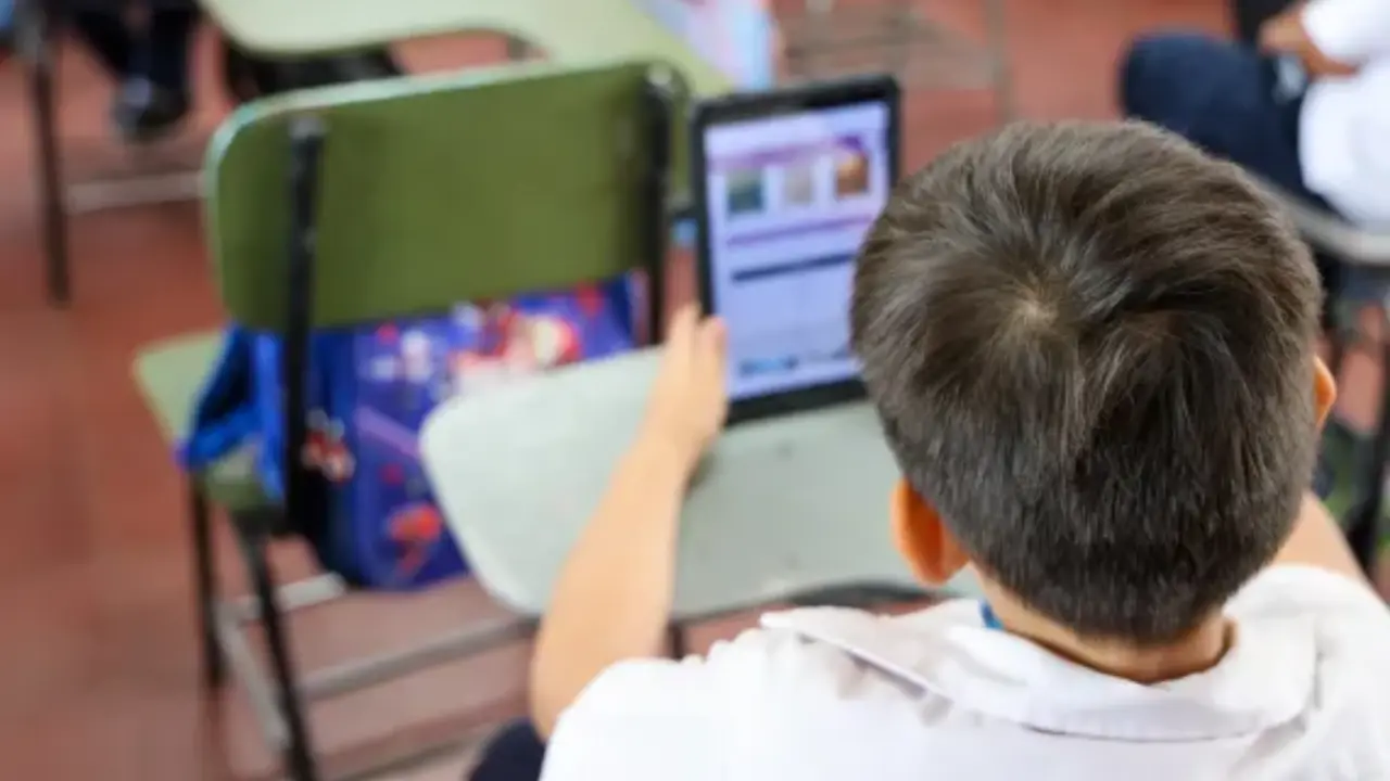 Falsa percepción de aprendizaje: más IA, mejores notas, pero menos conocimiento Imagen de Falsa percepción de aprendizaje: más IA, mejores notas, pero menos conocimiento