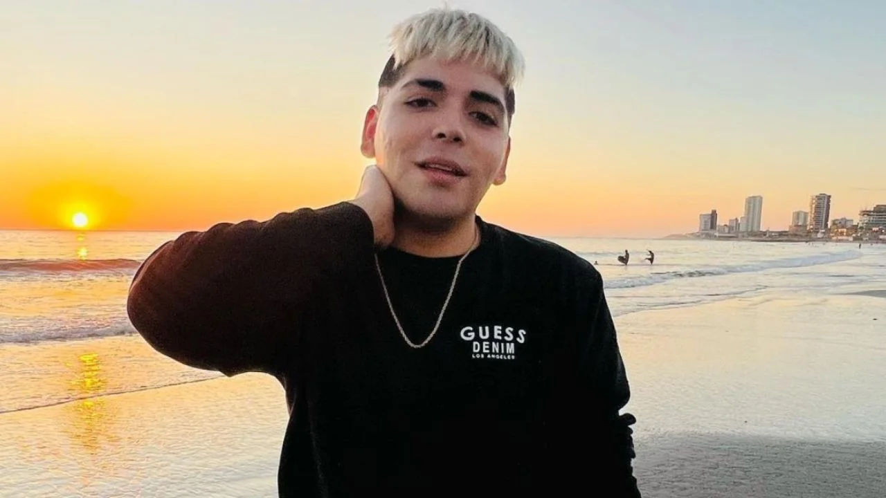 Diego Pánico vestido con una camisa negra.