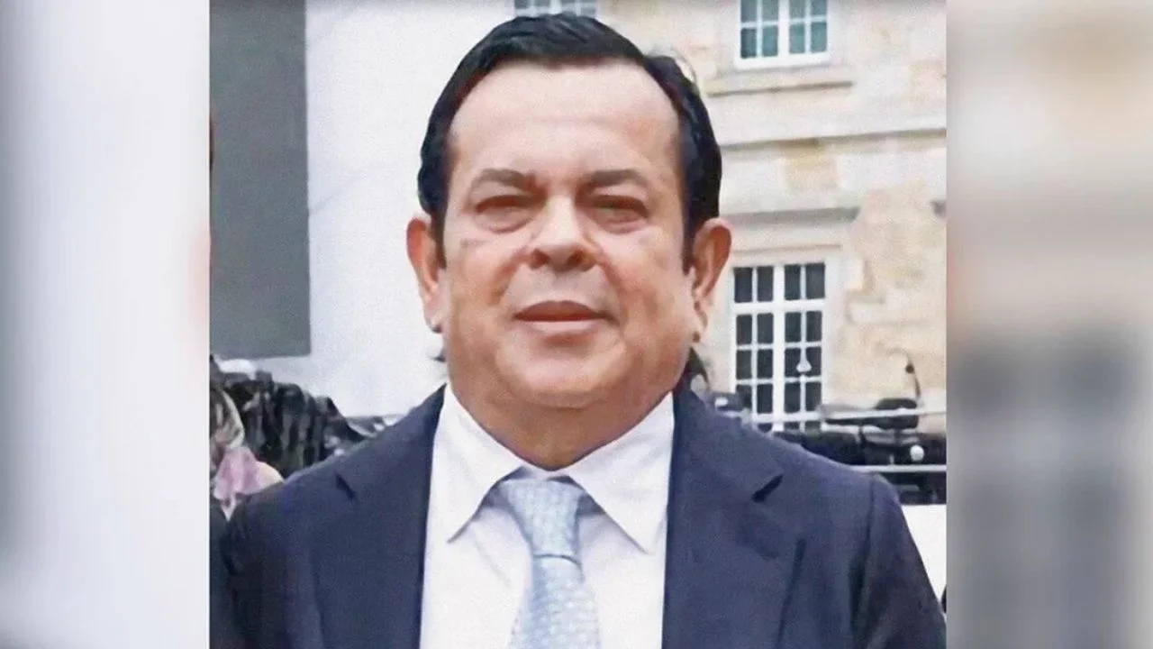 Euclides Torres vestido de traje y corbata.