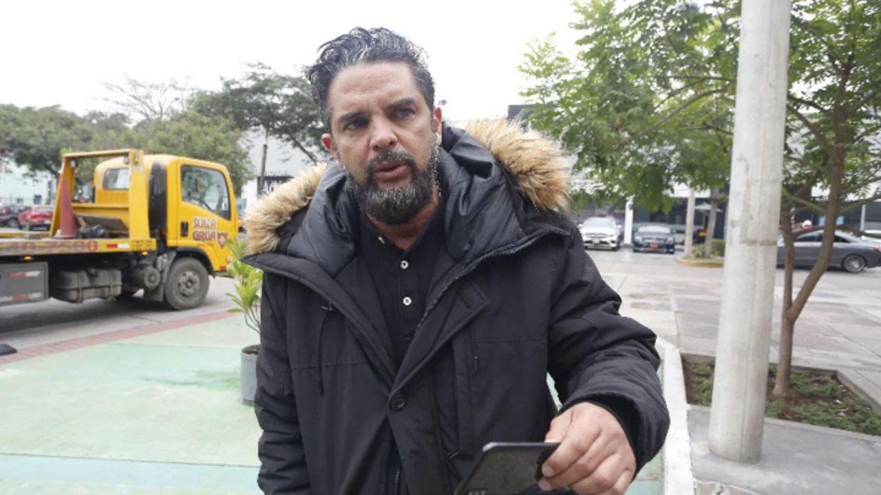 Luis Miguel Llanos vestido con una chaqueta negra.