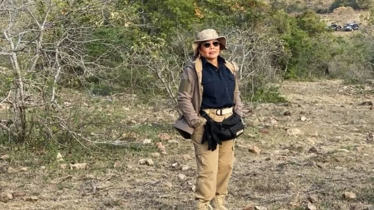 Margarita López con camisa negra y pantalón beige