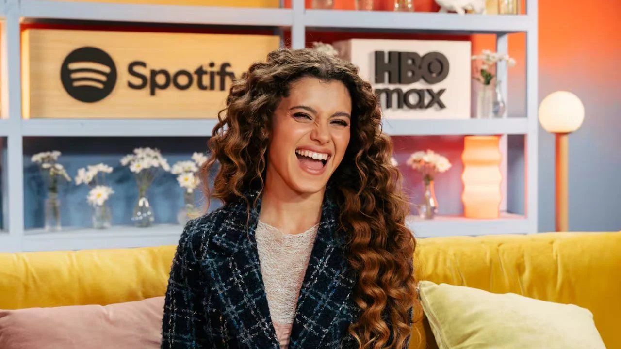 Mora Bianchi con un blazer cuadriculado y una blusa blanca.