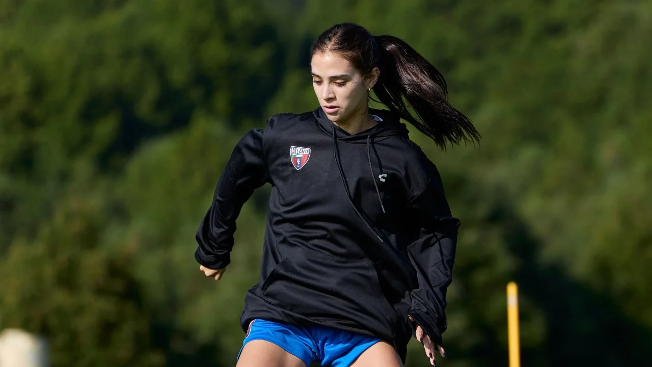 Nailea Vidrio entrenando con el Atlante femenil