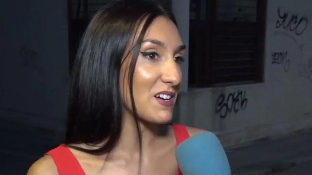 Nuria Hidalgo con un vestido rojo en una entrevista.