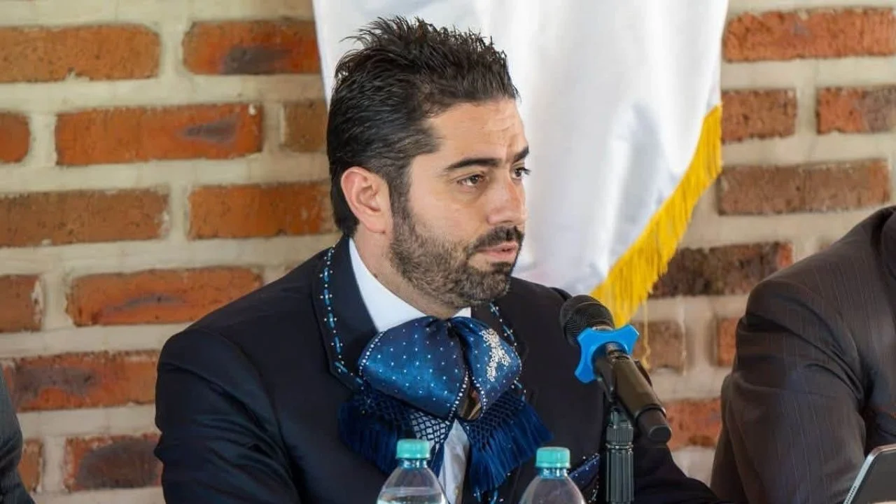 Rafael Mansur Oviedo vestido con traje de Charro.
