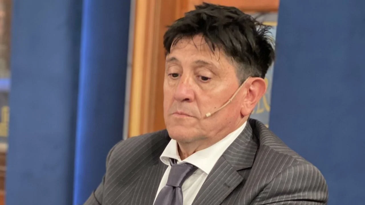 Rodolfo Baqué vestido con traje y corbata gris.