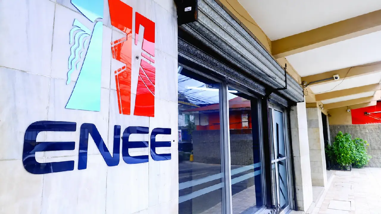 Fachada de una oficina de la ENEE
