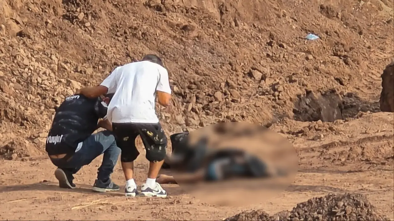 Momento en que lloran la muerte de Carlos, tras quedar soterrado por alud de tierra en Copán