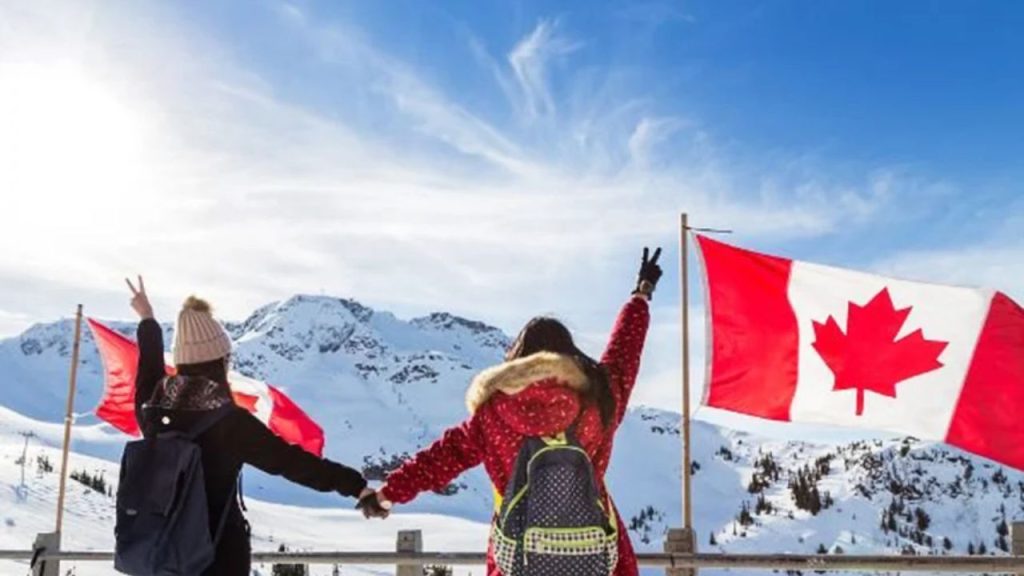 Mujeres con mochilas viajan a Canadá.