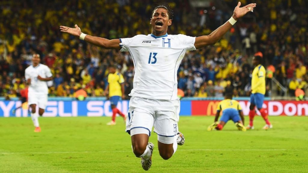 Carlos Costly muestra felicidad en su rostro.