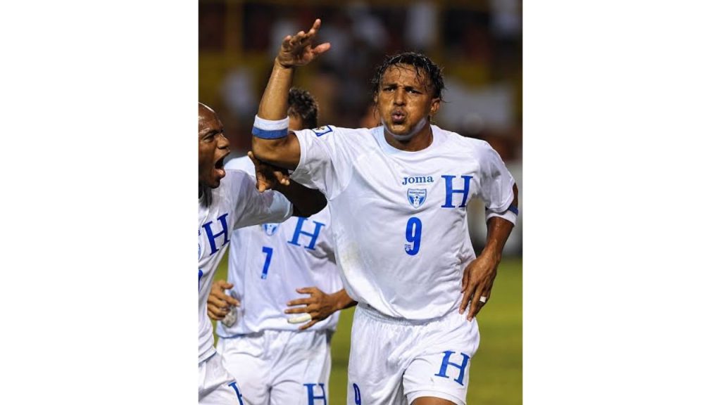 Carlos Pavón con camisa de Honduras.