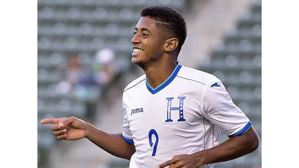 Choco Lozano con camisa de Honduras.