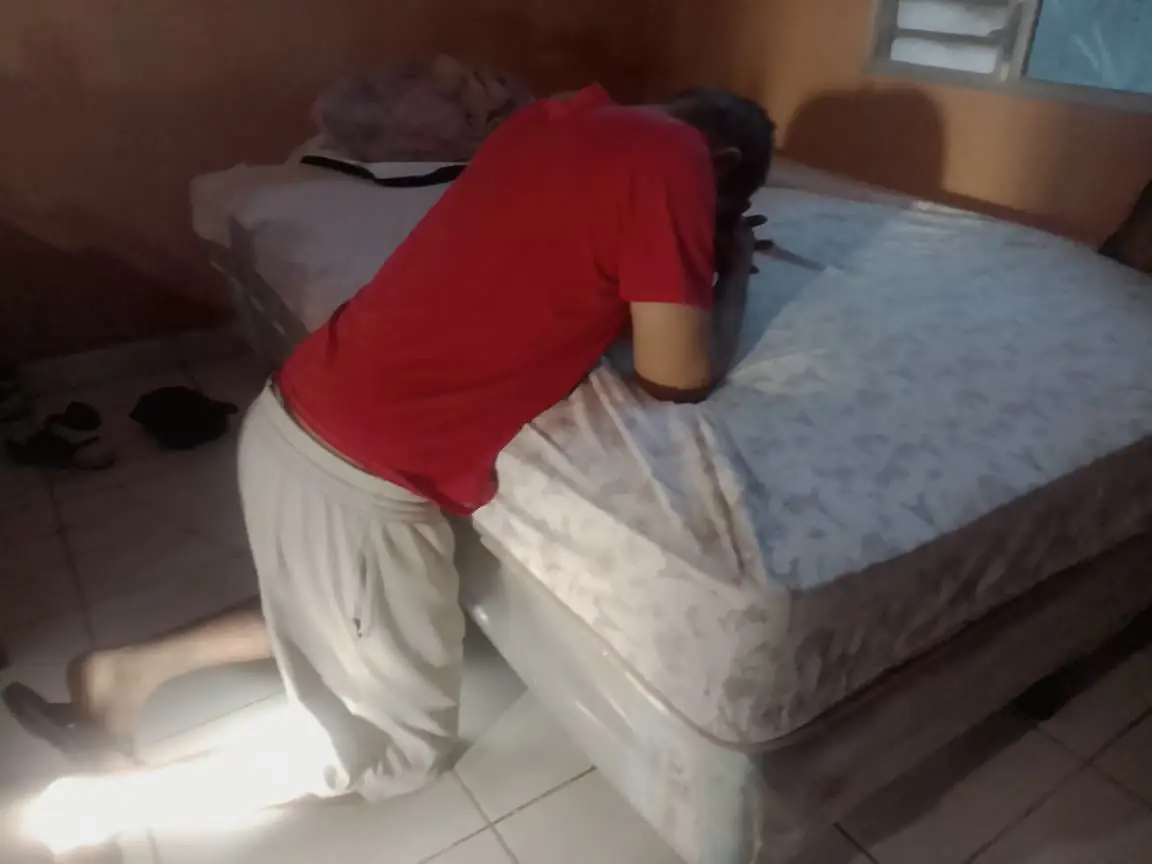 Foto de Danilo Gálvez orando