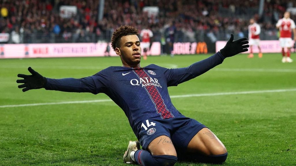 Doue celebra un gol.
