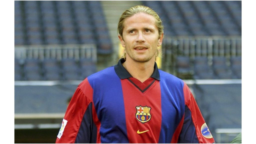 Emmanuel Petit con camisa del Barcelona.