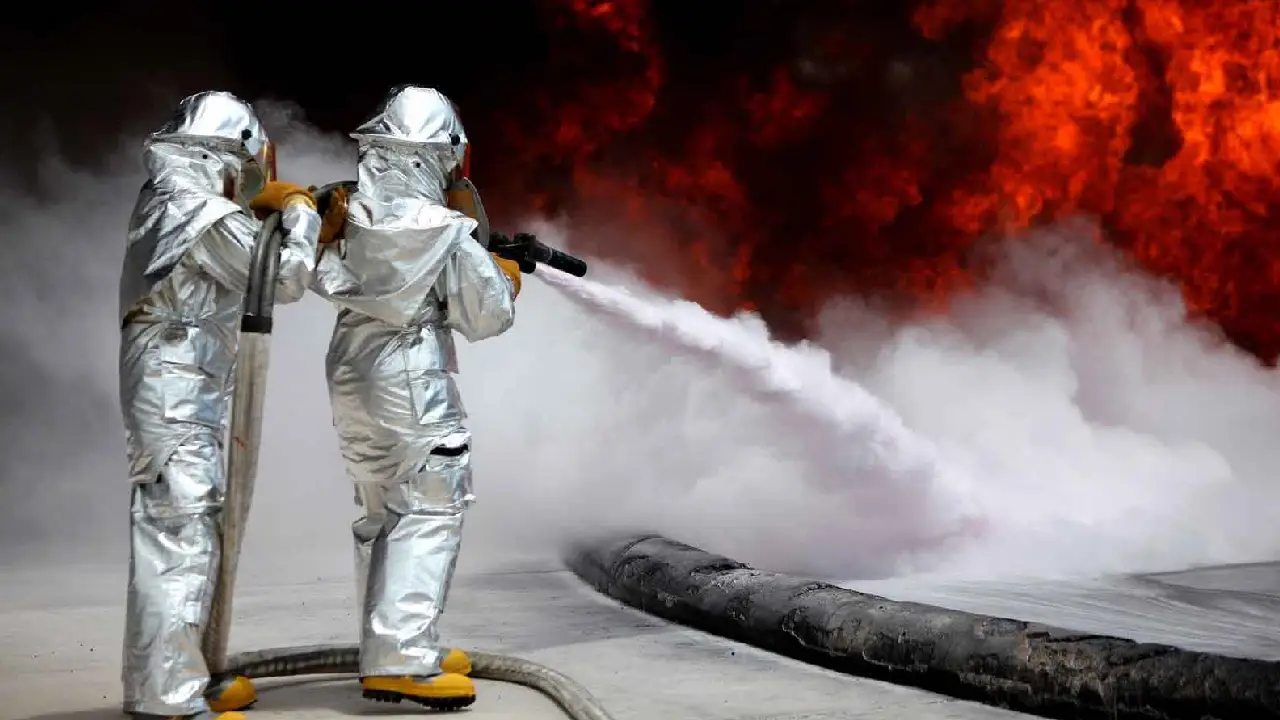 Bomberos apagando un fuego de clase B.