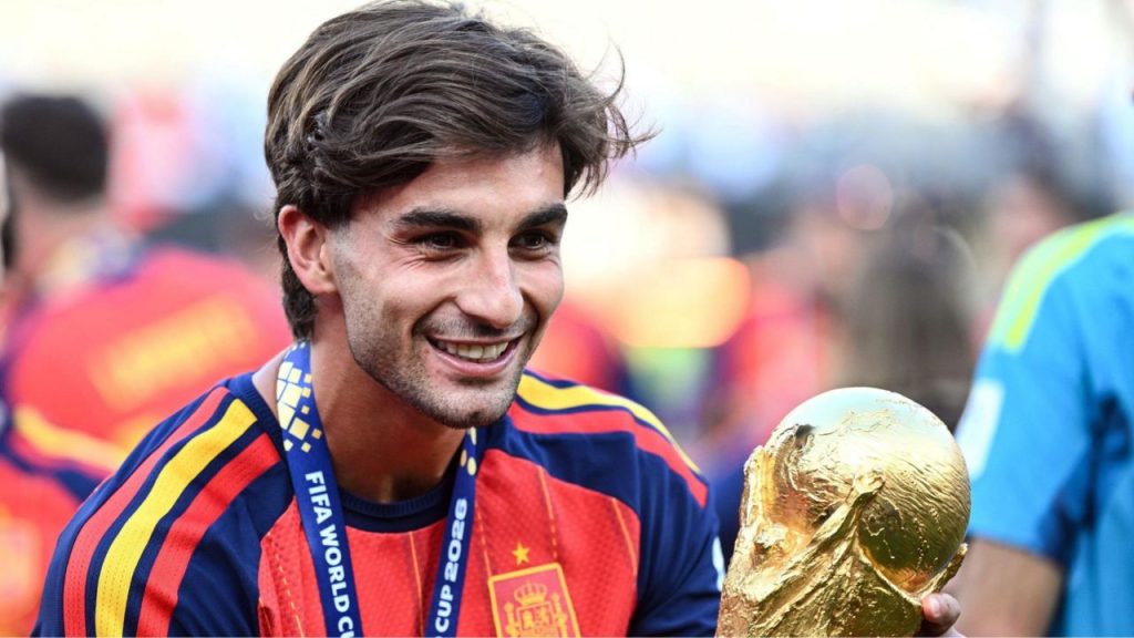 Ferran Torres sostiene un trofeo.
