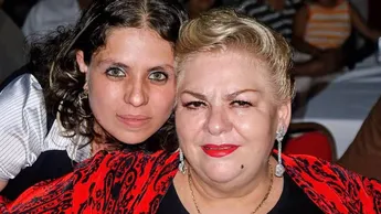 Martha Elena abrazando a su mamá